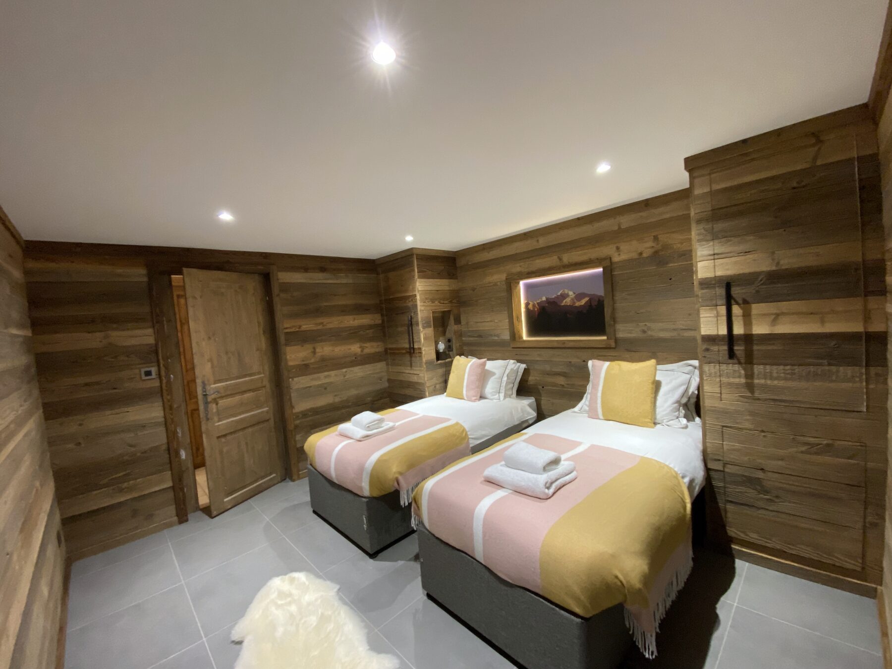Twin bedroom with wood panelling